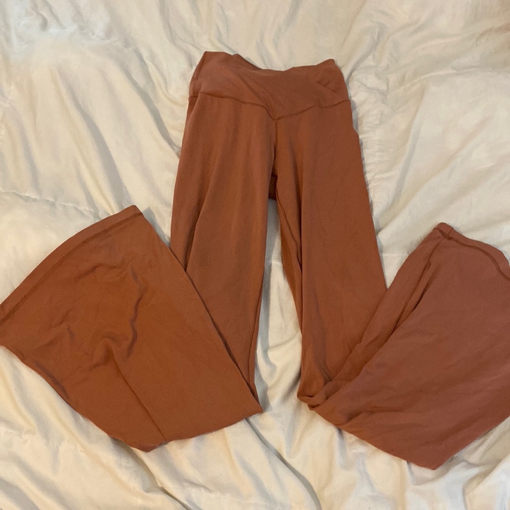 peach color Aerie cross over flare leggings in size small, lightly worn